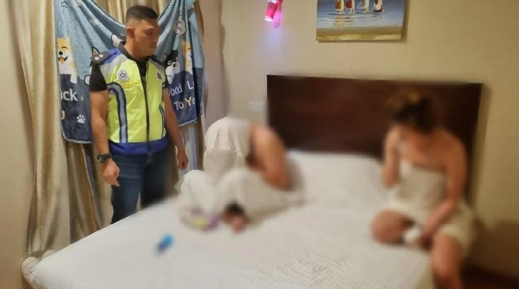 POLIS menahan lelaki tempatan dan pelacur disyaki menjalankan aktiviti persundalan di sebuah hotel di Penampang.