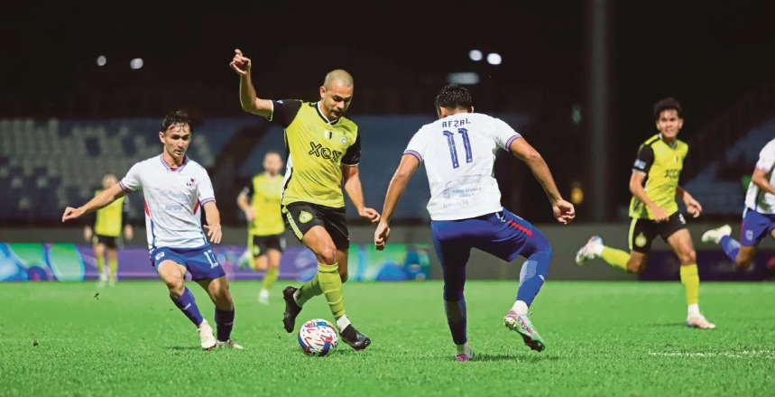 PEMAIN Perak FC Clayton Da Silva (tengah) diasak pemain KDN FC di Stadium Majlis Perbandaran Manjung. FOTO Bernama