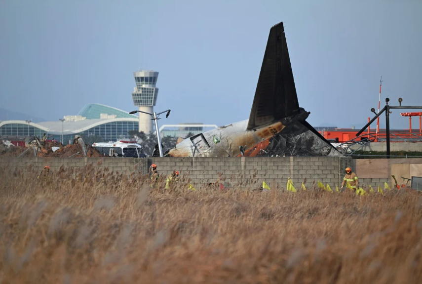 FOTO pada 30 Disember 2024 menunjukkan lokasi nahas pesawat Jeju Air di Lapangan Terbang Antarabangsa Muan, di Muan. FOTO fail AFP