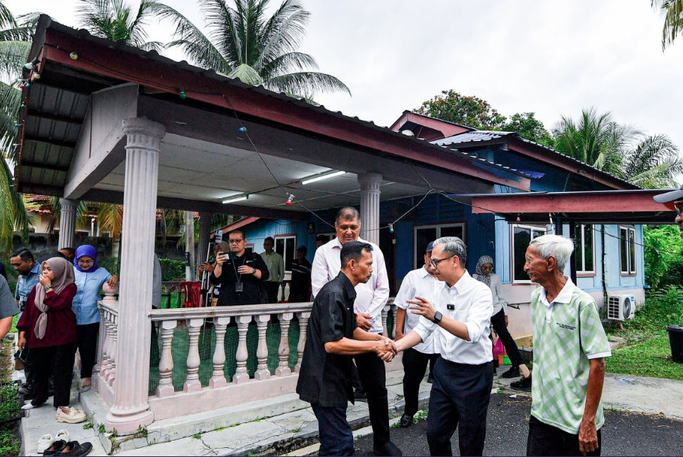 FAHMI (dua, kanan) beramah mesra dengan Ketua Kampung Bukit Temensu/Tebat Kering Raja Azhar Raja Aziz (tiga, kanan) ketika meninjau fasiliti Surau Tebat Kering di Kuala Pilah. FOTO Bernama.